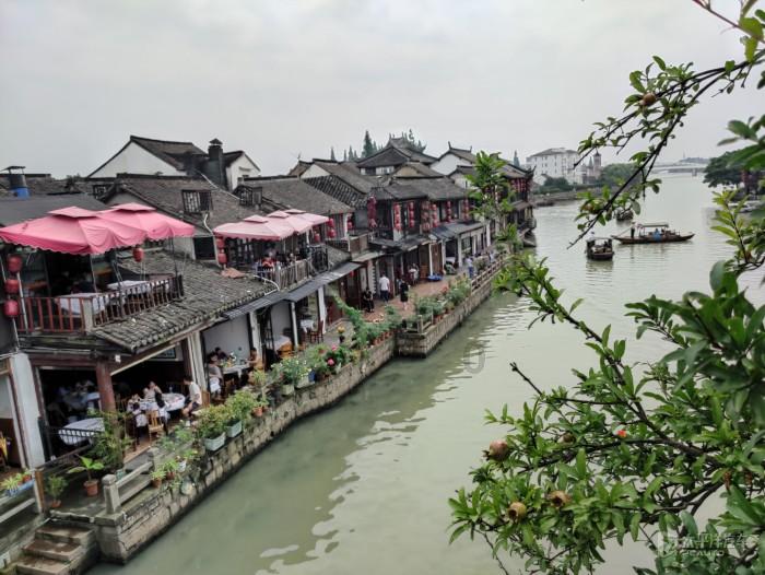 中欧班列(郑州)开行2024年首趟汽车配件班列